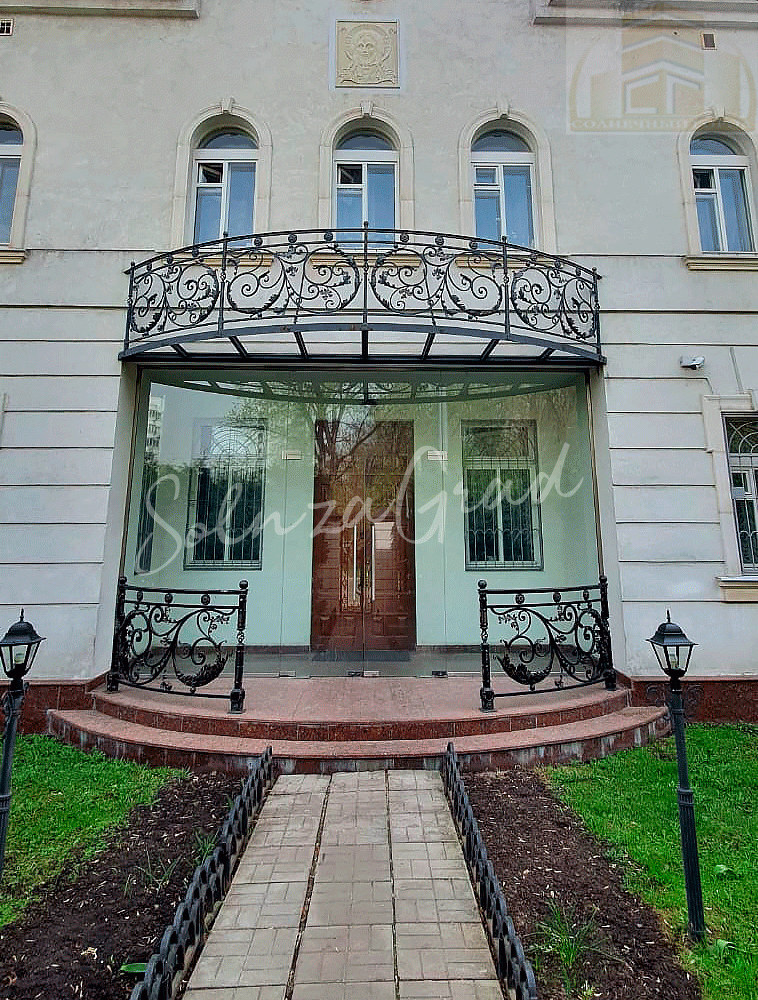 Кованые ворота в храме Покрова Пресвятой Богородицы